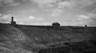 schwarz weiße Landschaft mit Haus