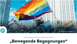Bunte Regenbogenflaggen werden von Menschen auf einer Straße gehalten. Im Hintergrund sind hohe Gebäude sichtbar. Text: 'Forschungsquartett Queerer Aktivismus in Polen: „Bewegende Begegnungen“'.