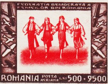 Briefmarke aus dem Jahr 1946 mit vier Frauen in traditioneller Kleidung, die sich an den Händen halten, umgeben von dekorativen Mustern und dem Text 'FEDERATIA DEMOCRATA A FEMEILOR DIN ROMANIA' sowie 'ROMANIA POSTA AERIANA 500 9500'