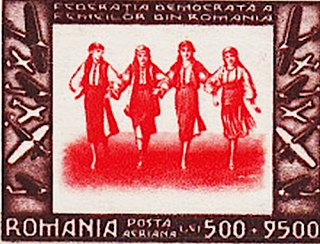 Vier Frauen in traditioneller rumänischer Tracht, die Hand in Hand laufen, auf einer Briefmarke mit Rahmen und Texten in rumänischer Sprache