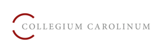 Schwarz-weiße Linienzeichnung mit dem Schriftzug 'COLLEGIUM CAROLINUM' und einem roten, halbkreisförmigen Bogen links davon.