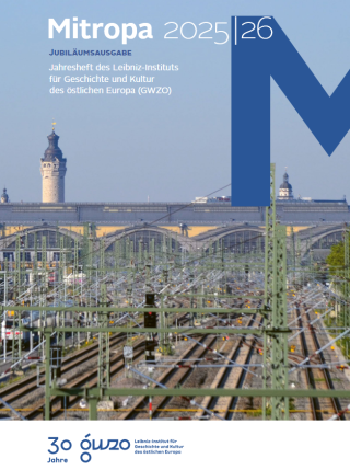 Blick auf ein weit verzweigtes Eisenbahnnetz mit Brücken und Türmen im Hintergrund, Titel 'Mitropa 2025|26' und Hinweis auf Jubiläumsausgabe des Leibniz-Instituts für Geschichte und Kultur des östlichen Europa (GWZO)
