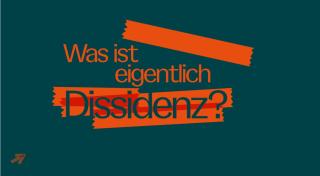Text 'Was ist eigentlich Dissidenz?' auf dunkelgrünem Hintergrund mit orangen, unregelmäßig geformten Balken hinter einzelnen Wörtern.