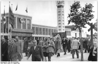 Autumn Leipzig Trade Fair, Chinese pavilion, 1953; © Horst Sturm. Accessed from: https://commons.wikimedia.org/wiki/File:Bundesarchiv_Bild_183-21044-0007,_Leipzig,_Herbstmesse,_Chinesischer_Pavillon.jpg