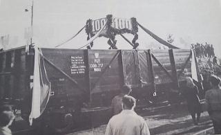 Polnische und deutsche Arbeiter der PAFAWAG feiern die Fertigstellung des 100. Kohlewaggons" (26.1.1946)