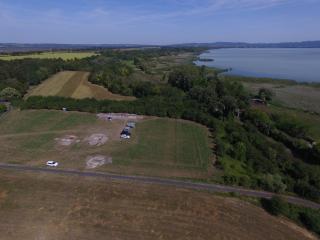 Keszthely-Fenékpuszta,spätantikes Festungsareal am Ufer des Plattensees während der Ausgrabungen 2017 (Drohnenaufnahme). Foto: Klaus Cappenberg