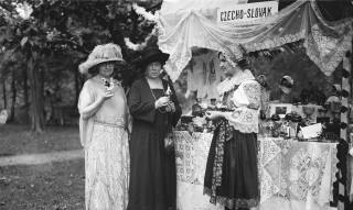 Tschechoslowakischer Tisch mit Kunsthandwerk, 1922, USA