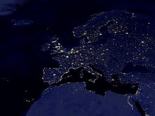 Satellitenaufnahme von Europa bei Nacht mit beleuchteten Städten und Küstenlinien