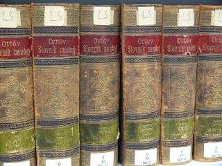 Die Buchrücken von sechs alten Bänden, auf denen Ottův slovník naučný steht