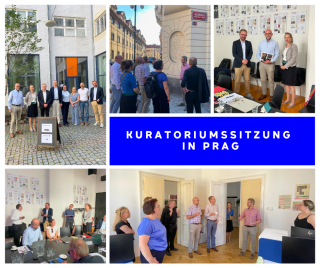 Mehrere Fotos zeigen eine Gruppe von Menschen bei einer Kuratoriumssitzung in Prag, darunter Gruppenaufnahmen vor einem Gebäude, Gespräche in einem Besprechungsraum und eine Führung durch Innenräume.