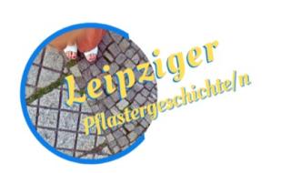 Füße mit weißen Sandalen auf gepflastertem Boden neben dem Schriftzug 'Leipziger Pflastergeschichte/n' in gelber Schrift.