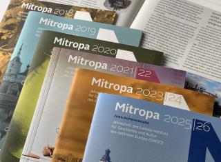 Mehrere Ausgaben der GWZO-Zeitschrift Mitropa von 2018 bis 2026, gestaffelt angeordnet mit unterschiedlichen Farben und Jahreszahlen auf den Titeln