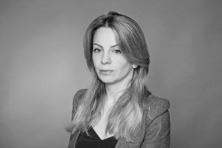 schwarz weißes Portraitbild einer Frau mit langen Haaren