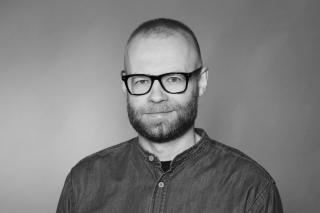 Schwarz-weiß-Porträt eines Mannes mit kurzem Haar und Brille