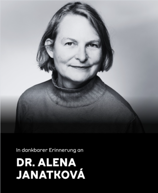 Schwarz-Weiß-Porträt einer lächelnden Frau mit kurzen Haaren und Rollkragenpullover. Darunter befindet sich weißer Text auf schwarzem Hintergrund mit der Aufschrift „In dankbarer Erinnerung an DR. ALENA JANATKOVÁ“.