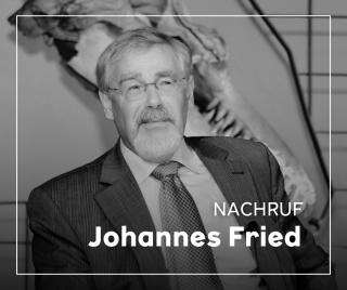 Schwarz-weiß-Porträt eines Mannes im Anzug mit Krawatte vor einem Skelett im Hintergrund mit dem Text: NACHRUF Johannes Fried