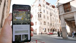 Hand hält Handy mit Karte vor dem Gebäude in dem sich das GWZO in Prag befindet. Titel: Mit der Memo App unterwegs in Prag (c) Michal Frankl