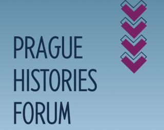 Schriftzug 'PRAGUE HISTORIES FORUM' in Großbuchstaben links auf blauem Hintergrund mit einer vertikalen Reihe von pinkfarbenen Pfeilen rechts.