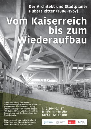Innenansicht einer Halle mit sichtbaren Stahlträgern und Ausstellungsständen, darüber der Text 'Der Architekt und Stadtplaner Hubert Ritter (1886-1967) Vom Kaiserreich bis zum Wiederaufbau'.