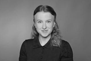 Portrait einer Frau in schwarz weiß