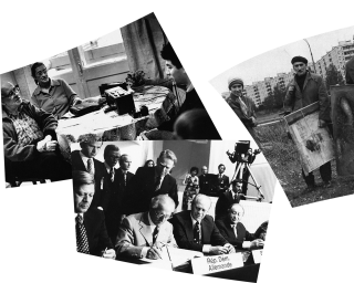 Schwarz-weiße Collage aus drei Fotos mit Menschen in verschiedenen Situationen, darunter eine Gesprächsrunde, eine Gruppe bei einer offiziellen Unterzeichnung und zwei Männer mit einem großen Bild im Freien.