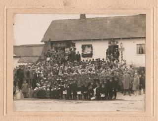 Feierliche Eröffnung des Ladens der ländlichen Bezirks-Konsumgenossenschaft Pomoc (Hilfe) in Góra Puławska (1930er Jahre) © Cooperative Museum Warsaw