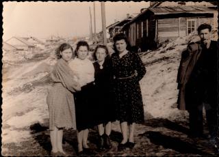 Ljubow Piddubna (zweite von links), entlassen aus den Gulag-Lagern, mit Freunden, Magadan, 1956. Quelle: Privatarchiv von Ljubow Pohonjuk (Piddubna). Digitalisiert von der NGO "After Silence".