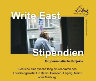 Person mit hellbraunen Haaren sitzt an einem Fenster mit Blick auf eine Straße, darüber der Text 'Write East Stipendien für journalistische Projekte Besuche eine Woche lang ein renommiertes Forschungsinstitut in Berlin, Dresden, Leipzig, Mainz oder Marburg' auf gelbem Hintergrund.