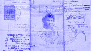 Armenischer Reisepass aus den 1920er Jahren mit Stempeln und handschriftlichen Vermerken, ausgestellt in Bukarest für eine Geflüchtete