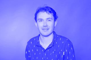 schwarz weiß Portrait eines jungen Mannes im Hemd