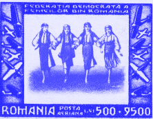 Briefmarke aus dem Jahr 1946 mit vier Frauen in traditioneller Kleidung, die sich an den Händen halten, umgeben von dekorativen Mustern und dem Text 'FEDERATIA DEMOCRATA A FEMEILOR DIN ROMANIA' sowie 'ROMANIA POSTA AERIANA 500 9500'