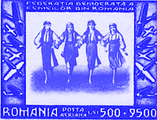 Vier Frauen in traditioneller rumänischer Tracht, die Hand in Hand laufen, auf einer Briefmarke mit Rahmen und Texten in rumänischer Sprache