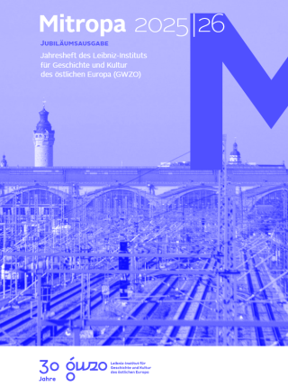 Blick auf ein weit verzweigtes Eisenbahnnetz mit Brücken und Türmen im Hintergrund, Titel 'Mitropa 2025|26' und Hinweis auf Jubiläumsausgabe des Leibniz-Instituts für Geschichte und Kultur des östlichen Europa (GWZO)