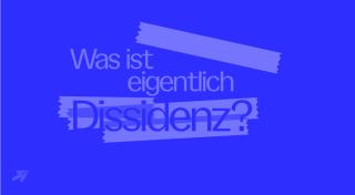Text 'Was ist eigentlich Dissidenz?' auf dunkelgrünem Hintergrund mit orangen, unregelmäßig geformten Balken hinter einzelnen Wörtern.