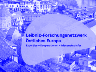 Stadtansicht von Tiblisi mit dem in einer gelben Blase darüberliegenden Text "Leibniz-Forschungsnetzwerk Östliches Europa. Expertise, Kooperationen, Wissenstransfer.