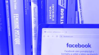 Bücherregal mit Büchern zu Feminismus und Frauenrechten, davor ein Bildschirm mit geöffneter Facebook-Webseite.