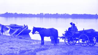 Horse and cart and boat by the Danube near Paks in the 1930s. Photo: János Kenedi. Forteplan.hu image no. 188287