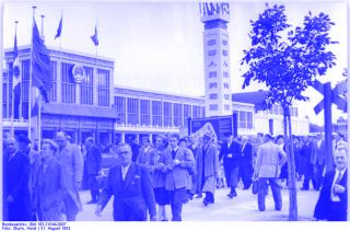 Autumn Leipzig Trade Fair, Chinese pavilion, 1953; © Horst Sturm. Accessed from: https://commons.wikimedia.org/wiki/File:Bundesarchiv_Bild_183-21044-0007,_Leipzig,_Herbstmesse,_Chinesischer_Pavillon.jpg