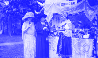 Tschechoslowakischer Tisch mit Kunsthandwerk, 1922, USA