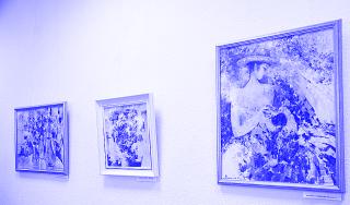 Drei farbintensive Gemälde von Spartak Arutunyan in einer Ausstellung in Minsk, darunter eine Frau mit Hut und Blumen, anlässlich des 100. Jahrestags des Völkermords an den Armeniern.