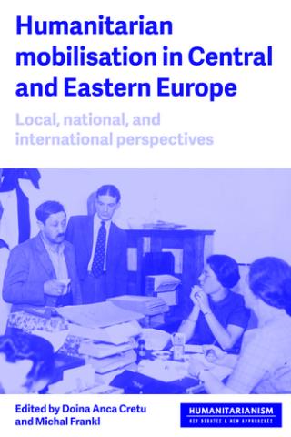 Buchcover mit dem Titel 'Humanitarian mobilisation in Central and Eastern Europe' und einer historischen Szene von Menschen an einem Tisch mit Aktenstapeln