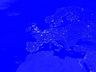 Satellitenaufnahme von Europa bei Nacht mit beleuchteten Städten und Küstenlinien