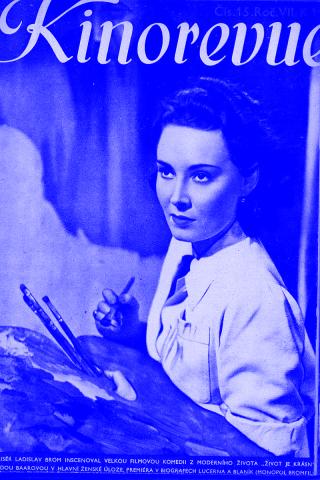 Frau schaut zum Betrachter und hält eine Malpalette in der Hand. Über ihrem Gesicht ist der Schriftzug "Kinorevue"