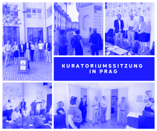 Mehrere Fotos zeigen eine Gruppe von Menschen bei einer Kuratoriumssitzung in Prag, darunter Gruppenaufnahmen vor einem Gebäude, Gespräche in einem Besprechungsraum und eine Führung durch Innenräume.