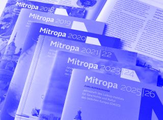 Mehrere Ausgaben der GWZO-Zeitschrift Mitropa von 2018 bis 2026, gestaffelt angeordnet mit unterschiedlichen Farben und Jahreszahlen auf den Titeln