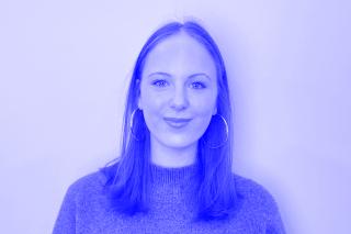 Portrait einer Person mit schulterlangen glatten Haaren und Kreolen in schwarz-weiß.