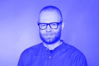 Schwarz-weiß-Porträt eines Mannes mit kurzem Haar und Brille