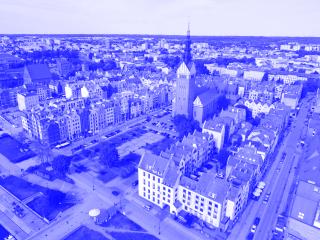 Luftaufnahme der Altstadt von Elbląg in Polen mit roten Ziegeldächern und einem hohen Kirchturm