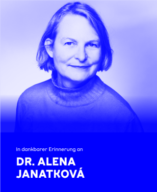 Schwarz-Weiß-Porträt einer lächelnden Frau mit kurzen Haaren und Rollkragenpullover. Darunter befindet sich weißer Text auf schwarzem Hintergrund mit der Aufschrift „In dankbarer Erinnerung an DR. ALENA JANATKOVÁ“.