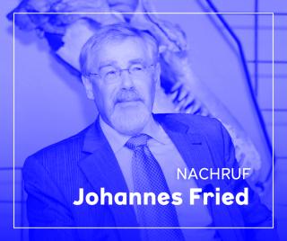 Schwarz-weiß-Porträt eines Mannes im Anzug mit Krawatte vor einem Skelett im Hintergrund mit dem Text: NACHRUF Johannes Fried